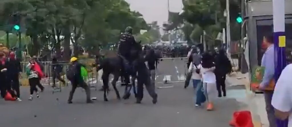 Registran enfrentamientos afuera del Estadio Ciudad de México