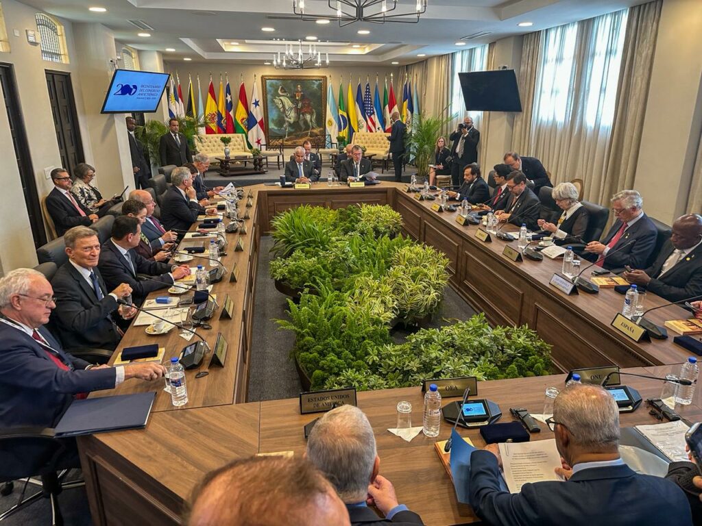 Vicepresidente participa en la Reunión de Jefes de Estado y de Gobierno desarrollada en Panamá