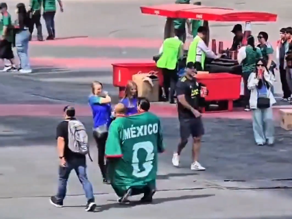 Aficionados mexicanos se roban las miradas vistiendo una curiosa camiseta de su selección