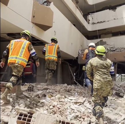 Salvadoreños localizan con vida a menor de edad en edificio colapsado tras terremotos