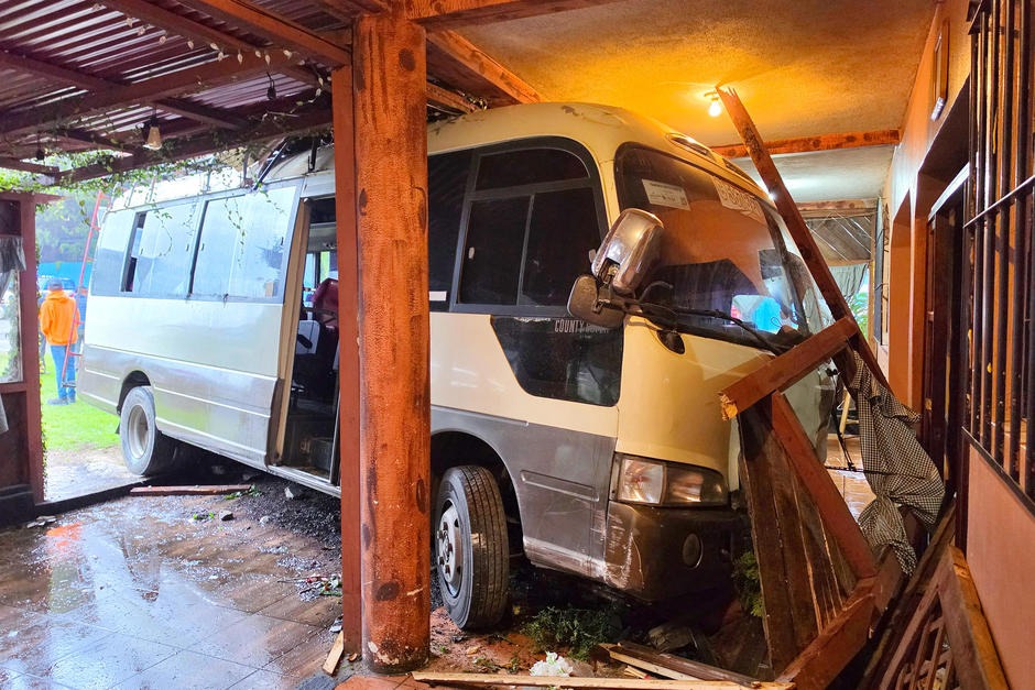 Hasta la cocina: microbús se mete en restaurante por esquivar un carro en Guatemala