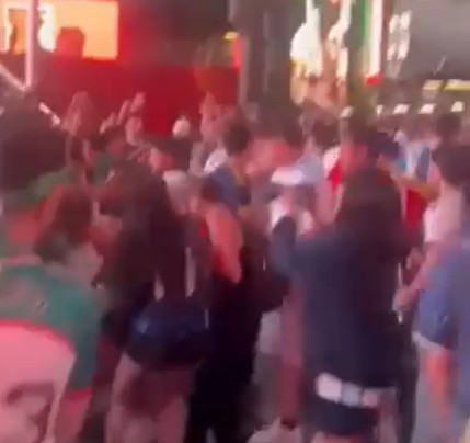 Hinchas argentinos y argelinos protagonizan disturbios en pleno corazón de Nueva York