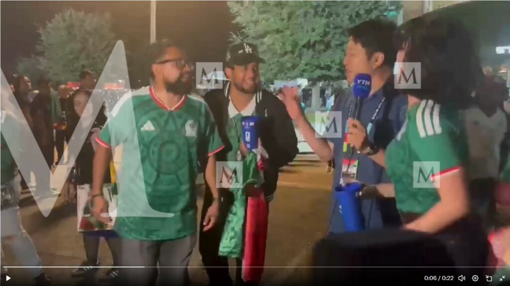 VIDEO: periodista coreano se molesta con aficionados mexicanos por interrumpirle una transmisión