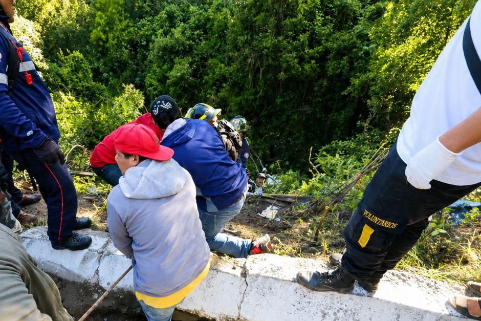 Así fue el rescate de pasajeros de bus que cayó al fondo de un barranco en Guatemala
