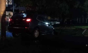 Revelan video de camioneta que se salió de la carretera y se empotró en un muro en Santa Ana