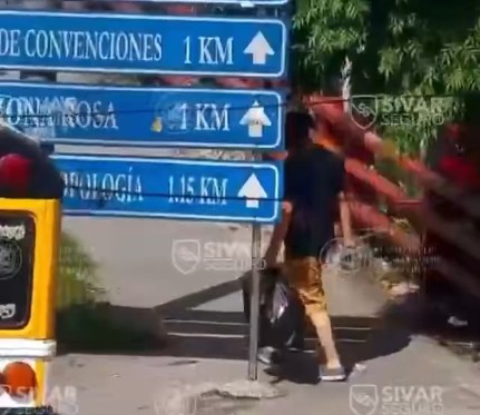 Sorprenden a sujeto tirando basura en la vía pública, pese a que un letrero decía que está prohibido