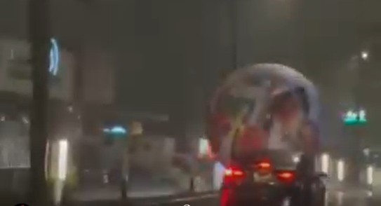 Tormenta pone a rodar balón mundialista gigante en la Zona Rosa