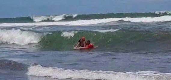Rescatan a turista estadounidense que fue arrastrada por una ola en la Costa del Sol