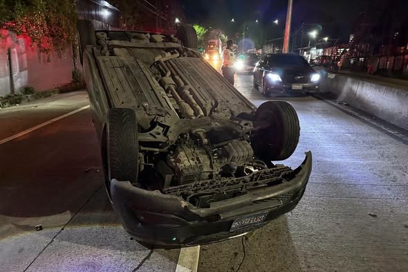 Carro vuelca aparatosamente en la carretera Troncal del Norte esta madrugada