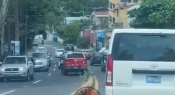 Captan a pick up circulando en sentido contracción en la avenida Masferrer