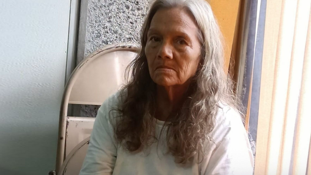 Abuelita va presa por amenazar a una de sus vecinas en Santa Ana