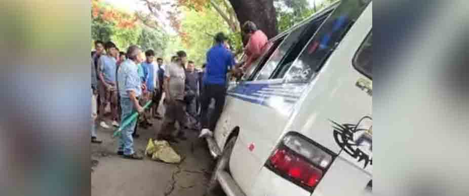 Auxilian a pasajeros tras accidentarse un microbús departamental de San Miguel