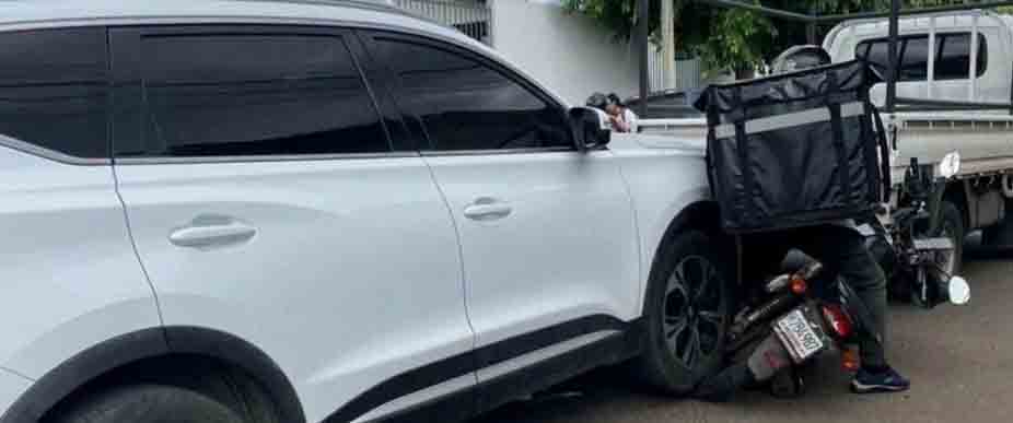 Moto queda debajo de llantas de pick up tras grave choque en Ahuachapán