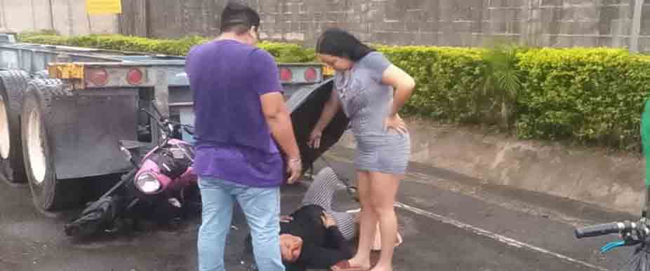 Motociclista resulta lesionada tras chocar contra rastra en Sonsonate