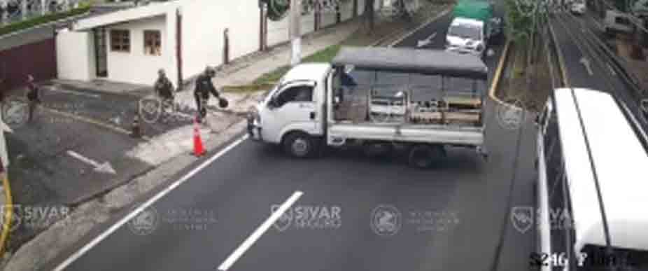 VIDEO: camión provoca choque con motociclista frente a la actual Escuela Militar