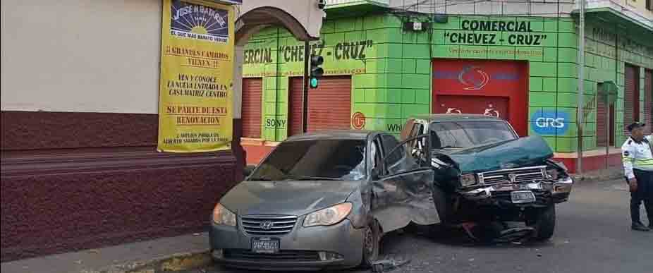 Conductores se quedan sin carros tras accidentarse en San Miguel