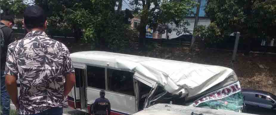 Varios pasajeros resultan lesionados tras choque de microbús de la ruta 42-B con una rastra