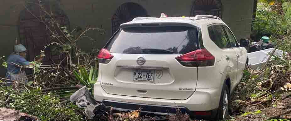 Conductor pierde el control y casi termina choca en una vivienda