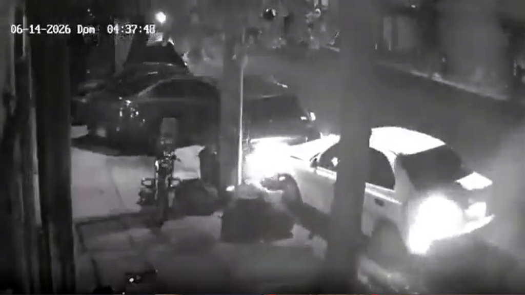 Conductor ebrio provoca fuerte accidente y huye de la escena en San Salvador
