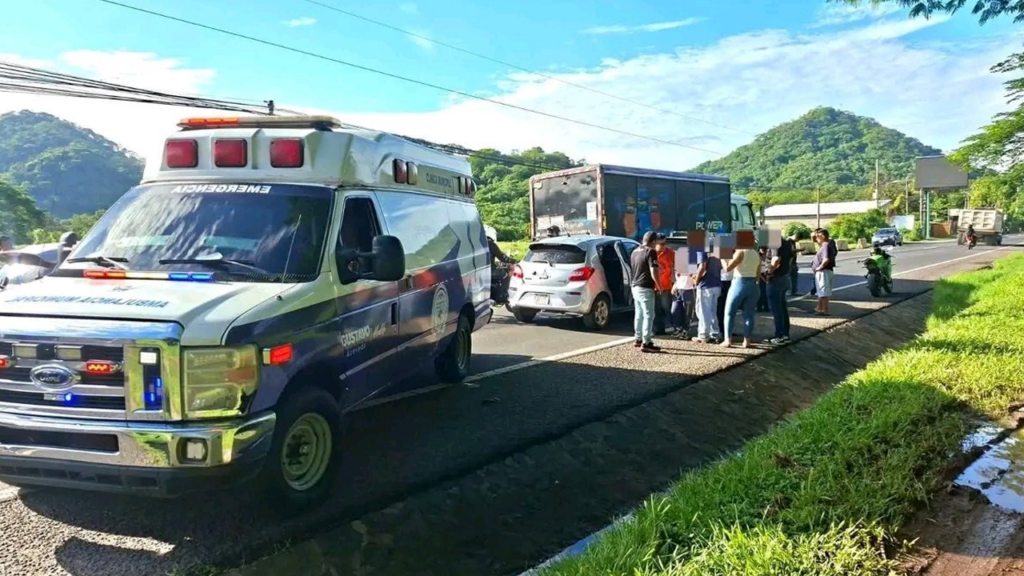Una menor de edad resulta lesionada tras múltiple accidente en Santa Ana