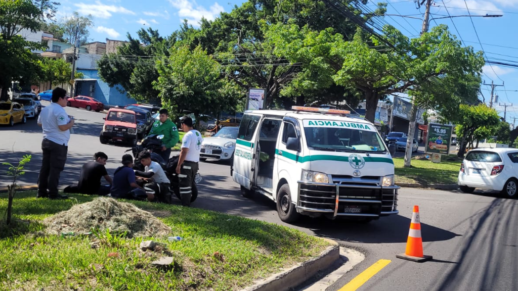 Dos lesionados tras accidente de motocicleta en San Salvador