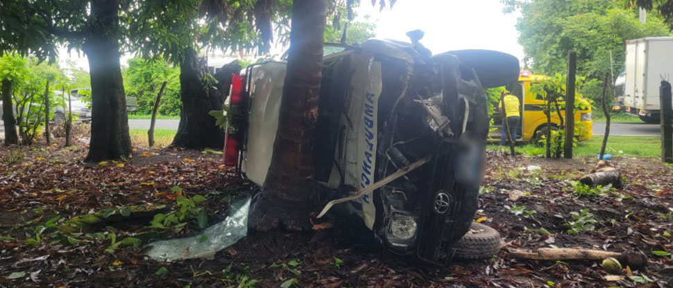Varios lesionados deja Choque de vehículo con ambulancia en La Paz