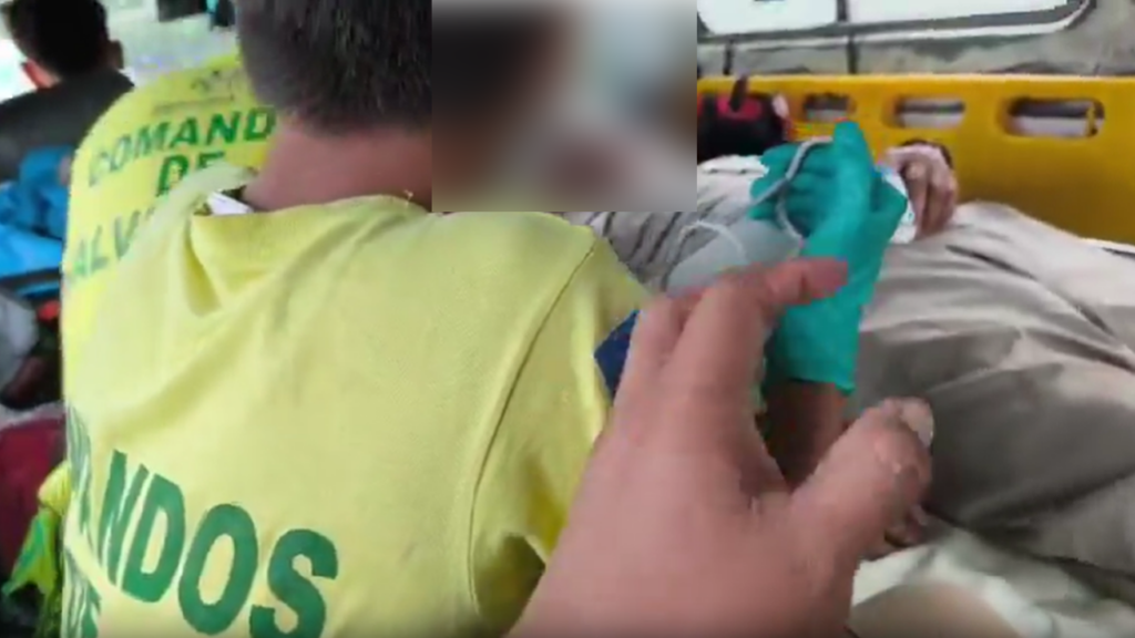 Anciano es mordido por una culebra cascabel y lo trasladan de emergencia a un hospital