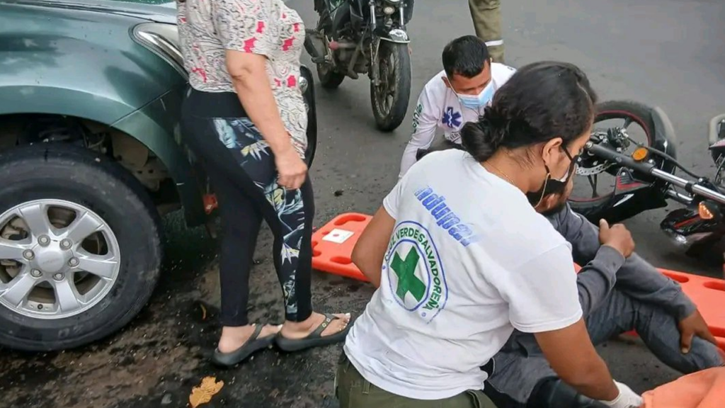 Motociclista resulta fuertemente lesionado tras ser impactado por un vehículo en Santa Ana