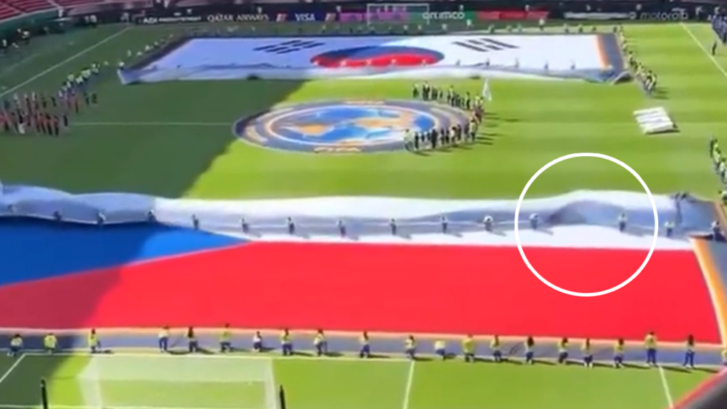Voluntario queda atrapado en enorme bandera del mundial 2026