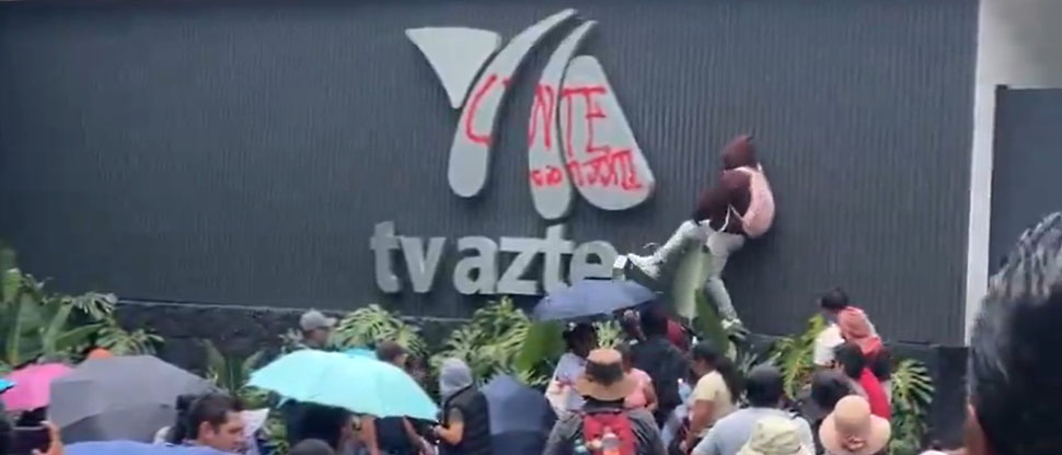 México: manifestantes de la CNTE vandalizan instalaciones de TV Azteca