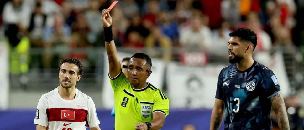 Iván Barton se convierte en el primer árbitro en aplicar la “Ley Vinícius” en una Copa Mundial