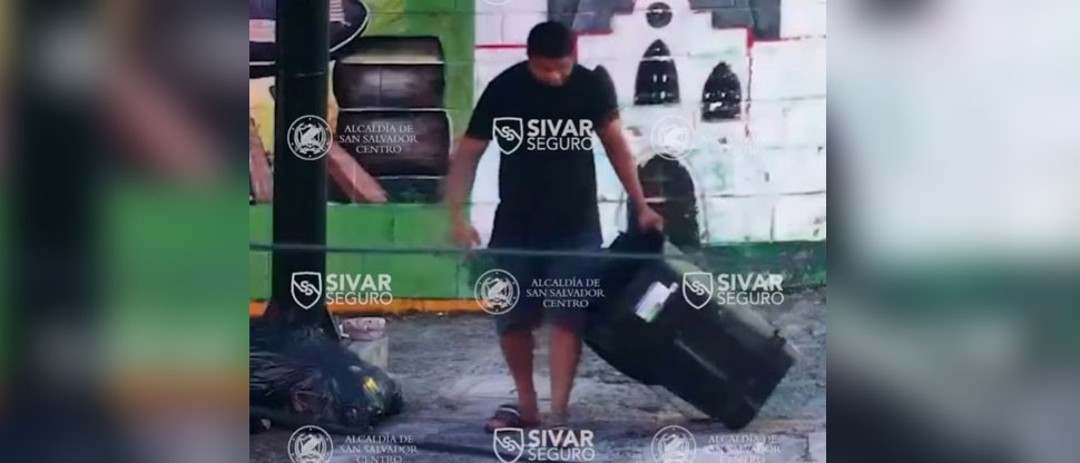 Sancionan a dos pupuserías por tirar basura en la acera en San Salvador