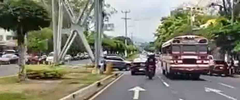 Graban cuando un biker y su compañero se accidentan en el bulevar Los Héroes