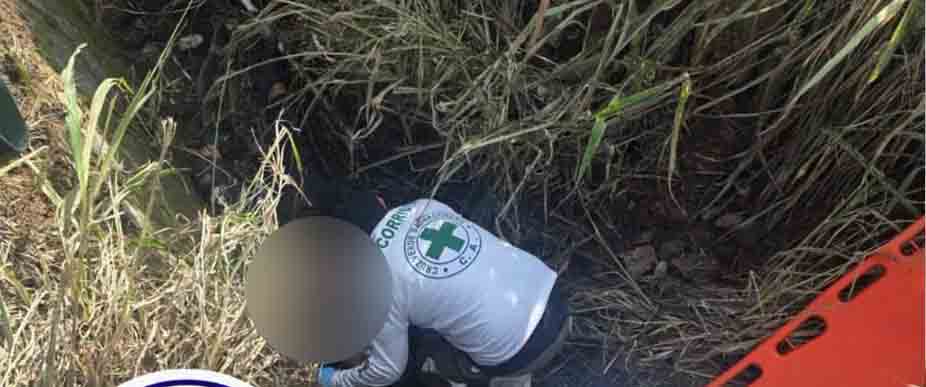 Biker cae en canaleta tras accidentarse