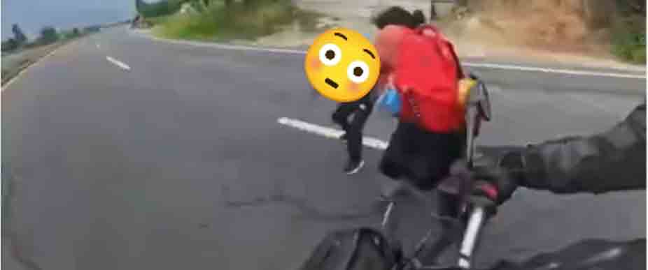 Motociclista graba instante cuando estuvo a punto de atropellar a una mujer y su hijo