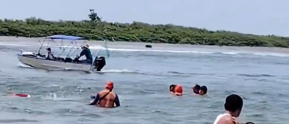 Rescatan a dos borrachos que se estaban ahogando en playa La Puntilla
