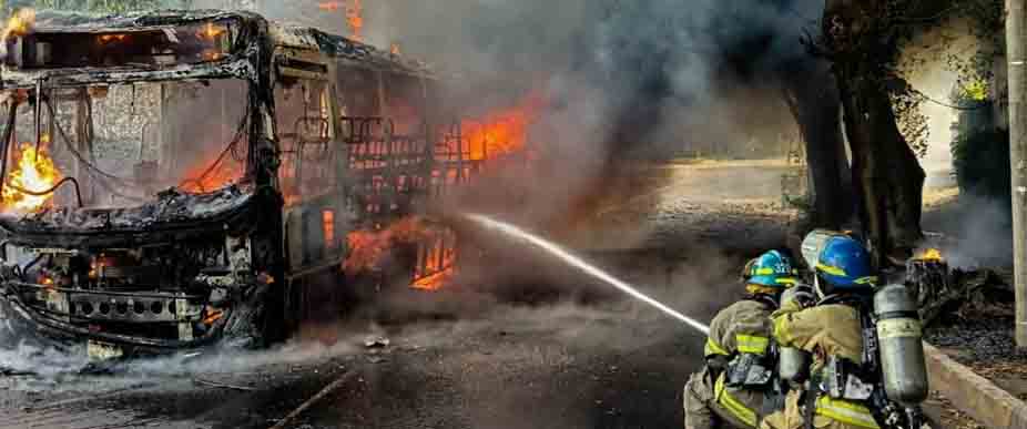 Bomberos apagan autobús que prendió en llamas en la colonia Escalón