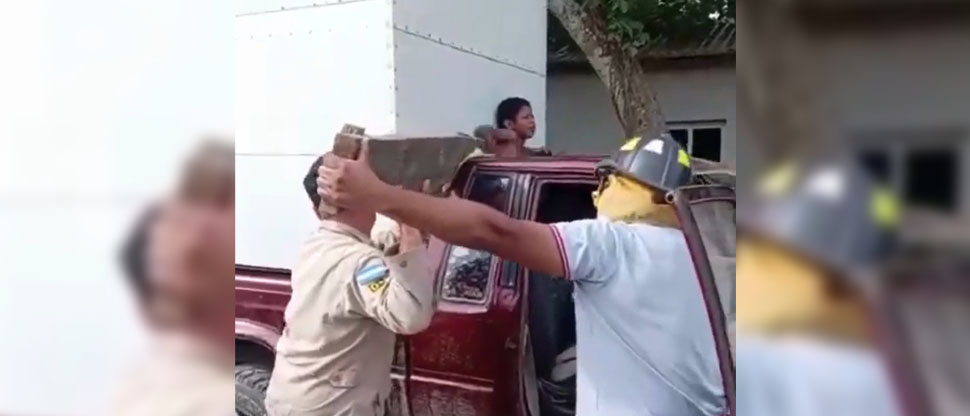 Honduras: rescatan a niño atrapado en un vehículo