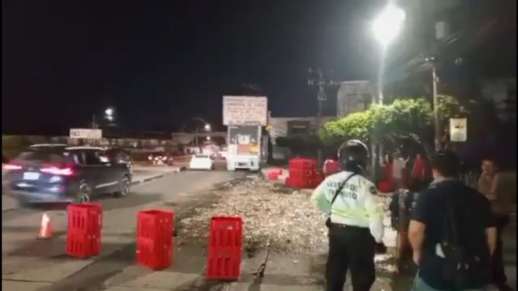 Camión bota cientos de botellas de vidrio sobre la calle en el Reloj de Flores