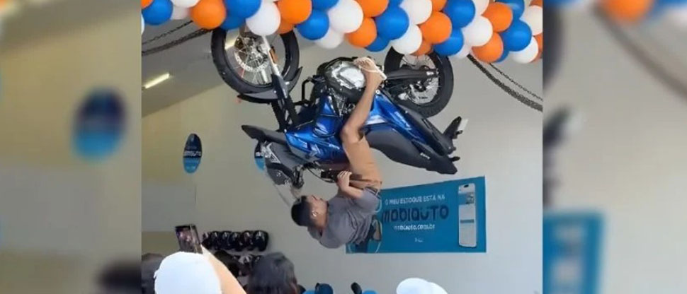 Brasil: abren tienda de motocicletas y ponen un reto peligroso para ganarse una