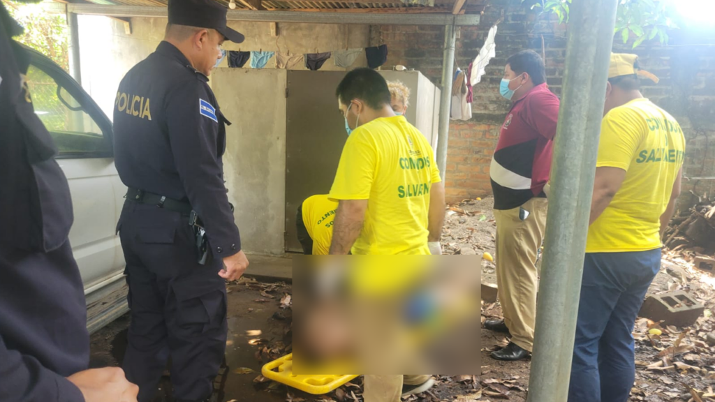 Hombre resulta con múltiples lesiones tras caer del techo de una vivienda en La Paz