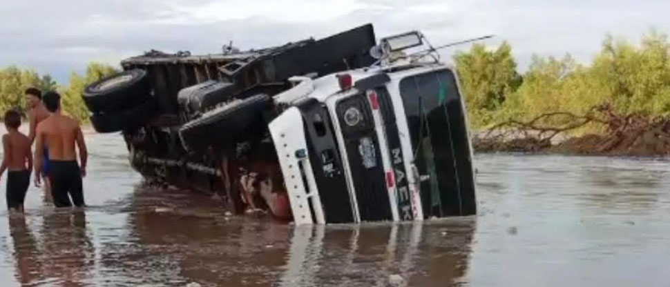 Río Jiboa arrastra camión arenero tras incrementar su caudal