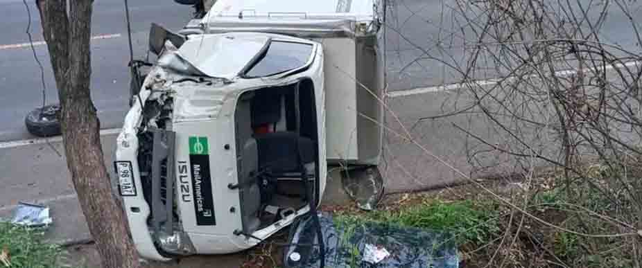 Conductor de camión termina lesionado tras volcar en la Troncal del Norte