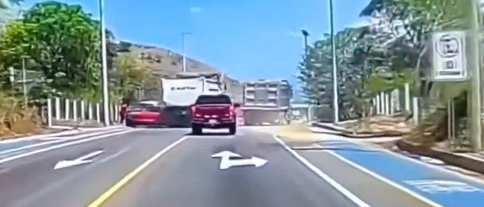 Conductor de camión causa accidente de tránsito en bypass de San Miguel y se da a la fuga