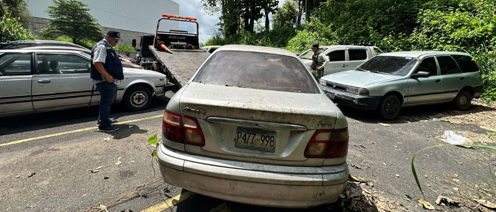 Retiran vehículos abandonados en Santa Tecla
