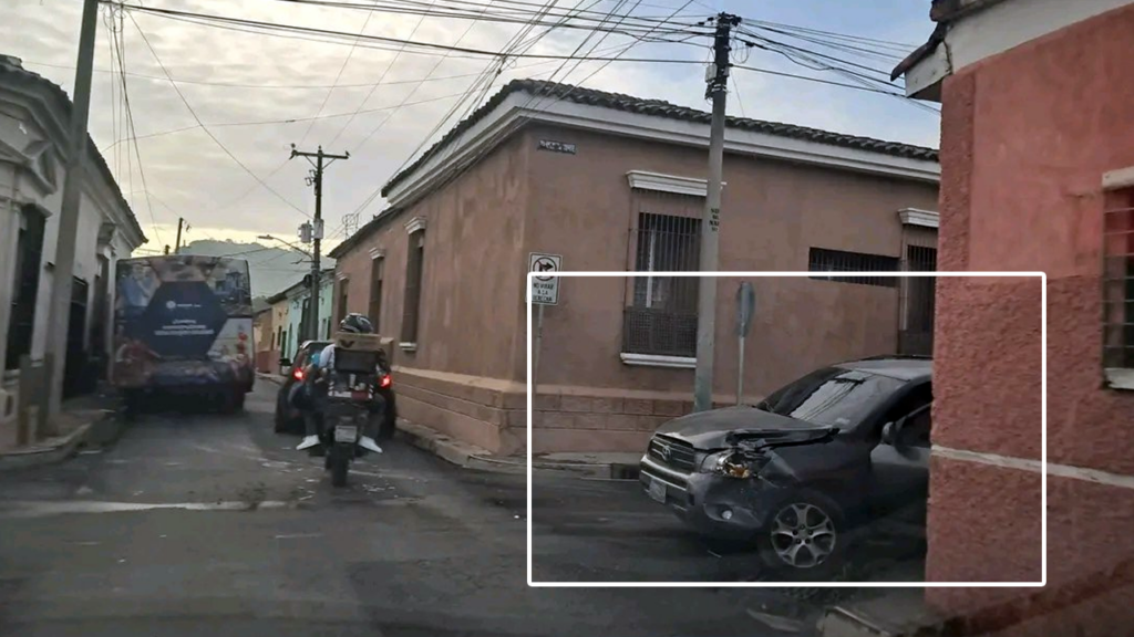 Irrespeto a la señal de ALTO provoca accidente en Santa Ana