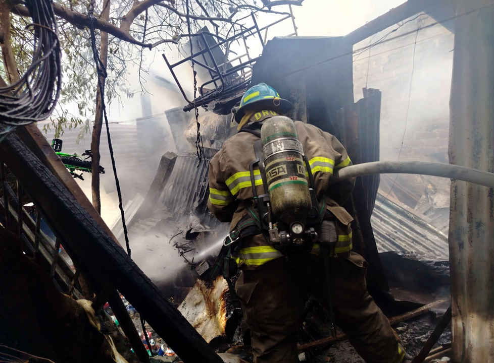 Bomberos controla incendio estructural en Santa María, Usulután