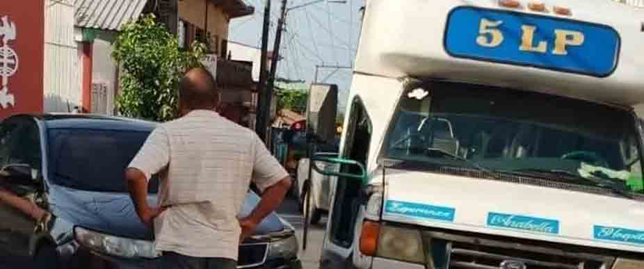 Conductor choca con microbús en Zacatecoluca