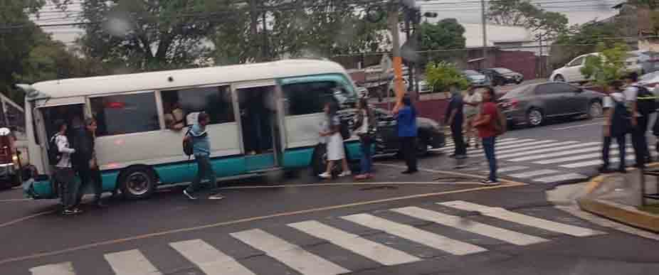 Microbús lleno de pasajeros y carro particular chocan en la calle Arce