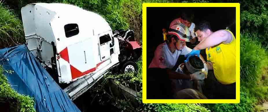 Conductor de rastra se salva tras manejar dormido y quedar colgado en estructura metálica